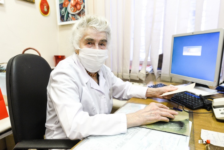 Татьяна Ивановна в медицине с 1959 года, последние 30 лет она трудится врачом-онкологом в поликлинике Октябрьского района<br>
