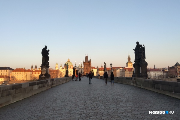 Одна из главных достопримечательностей Праги — Карлов мост — непривычно пустынна Одна из главных достопримечательностей Праги — Карлов мост — непривычно пустынна
