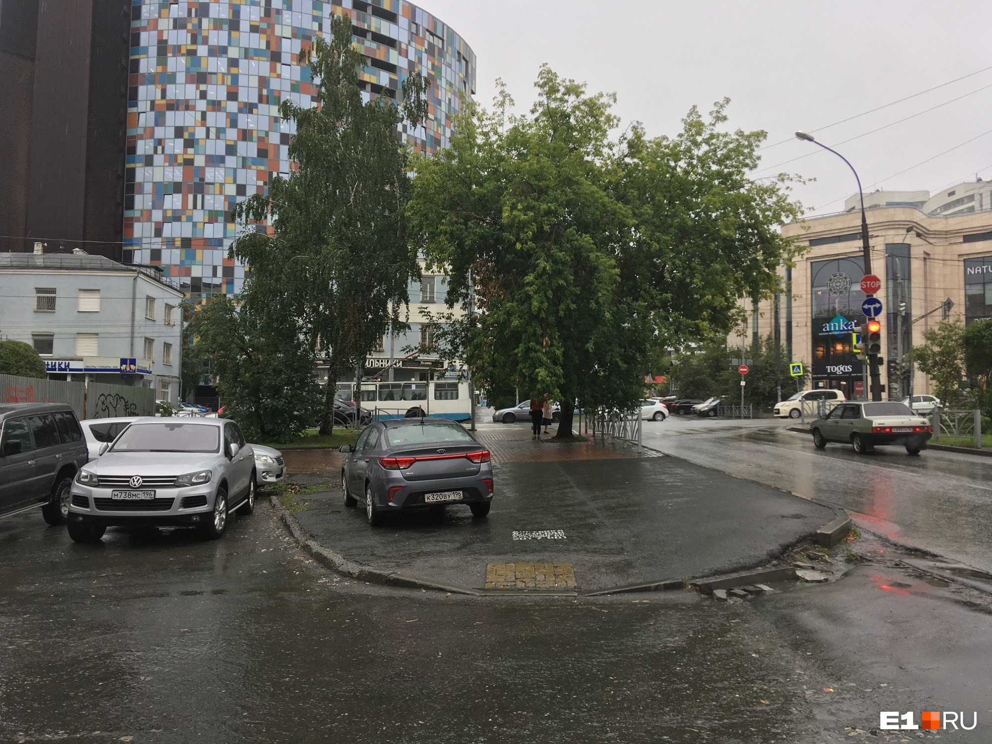 «Я паркуюсь как...»: автохамы массово растащили грязь по дождливому Екатеринбургу