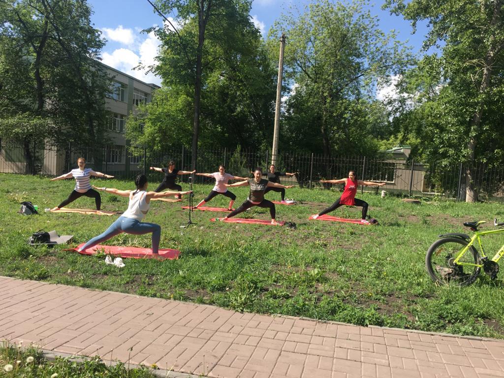 Чтобы «остаться на плаву», фитнес-клуб проводил занятия на свежем воздухе с соблюдением социальной дистанции Чтобы «остаться на плаву», фитнес-клуб проводил занятия на свежем воздухе с соблюдением социальной дистанции