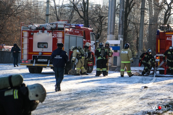 В 10:00 на Краснознаменской у здания цирка можно было наблюдать сегодня десятки спецмашин и полицию В 10:00 на Краснознаменской у здания цирка можно было наблюдать сегодня десятки спецмашин и полицию 