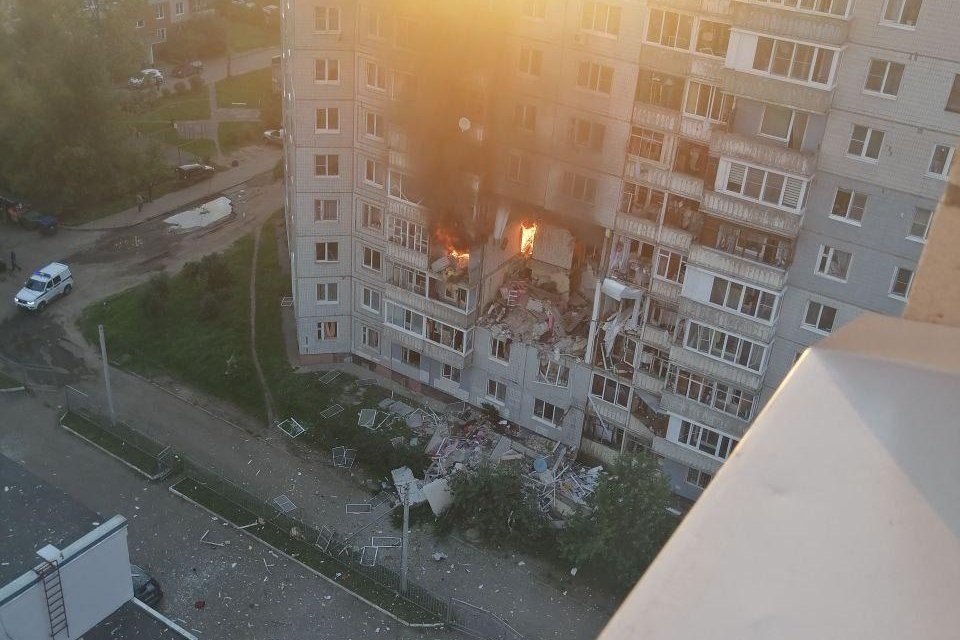 Разворотило подъезд: в Ярославле произошёл взрыв в жилом доме