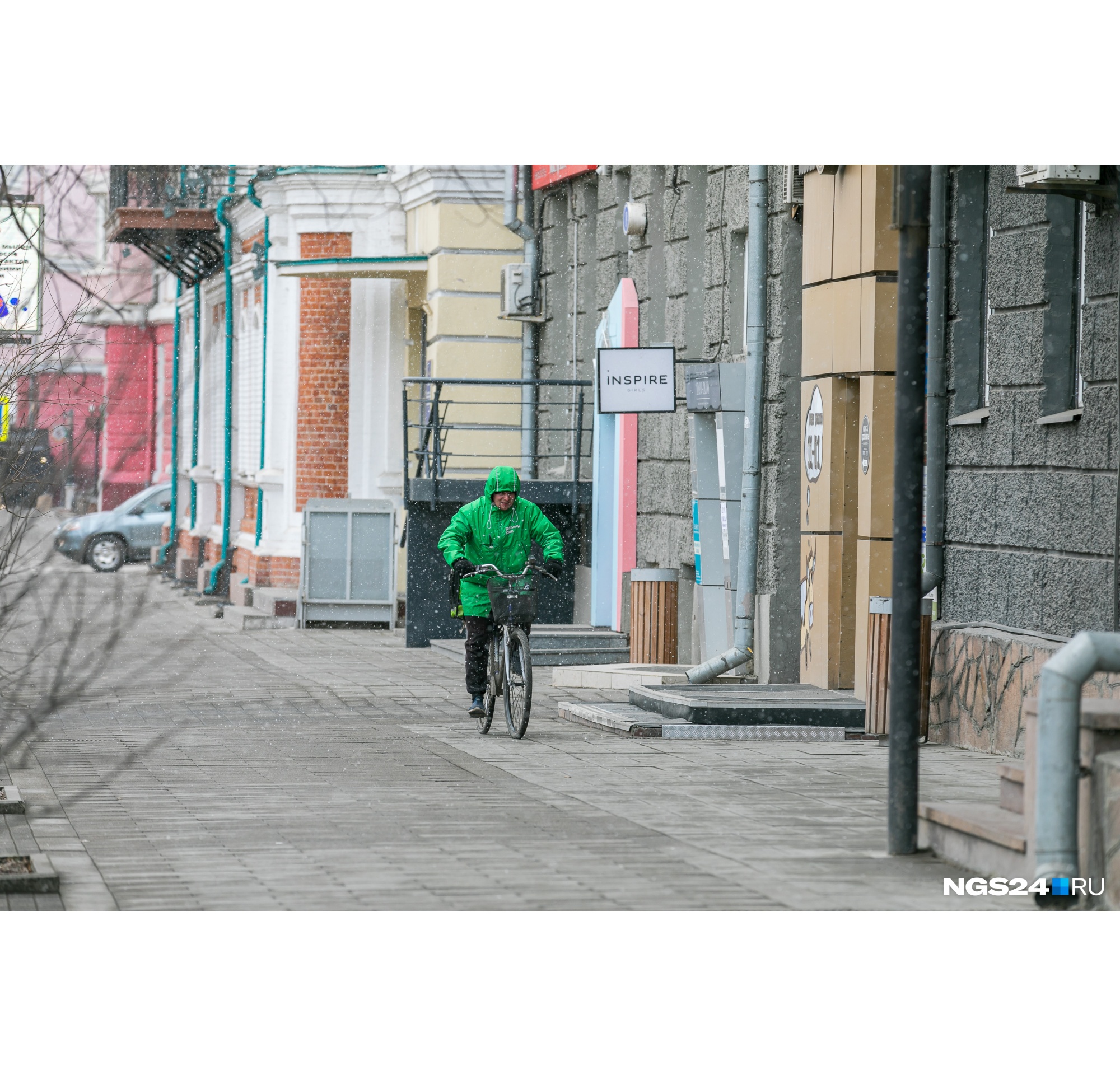 Во время коронавируса на улицах можно чаще встретить курьеров в спецодежде Во время коронавируса на улицах можно чаще встретить курьеров в спецодежде 