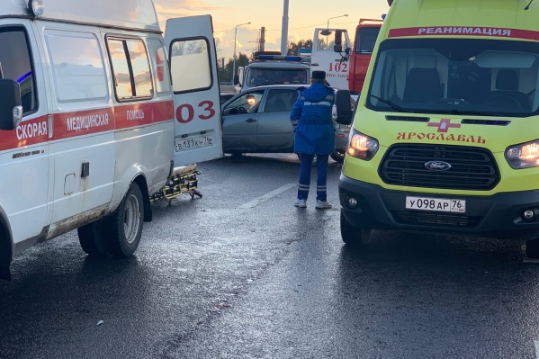 К месту ДТП съехались скорые и спасатели К месту ДТП съехались скорые и спасатели 