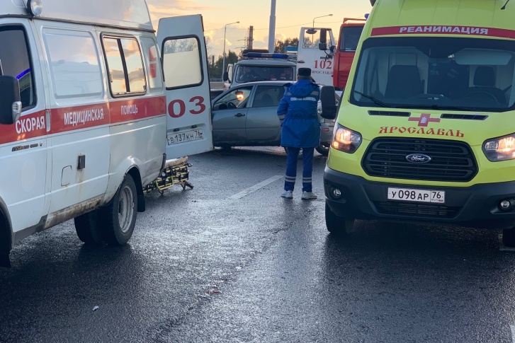 К месту ДТП съехались скорые и спасатели К месту ДТП съехались скорые и спасатели