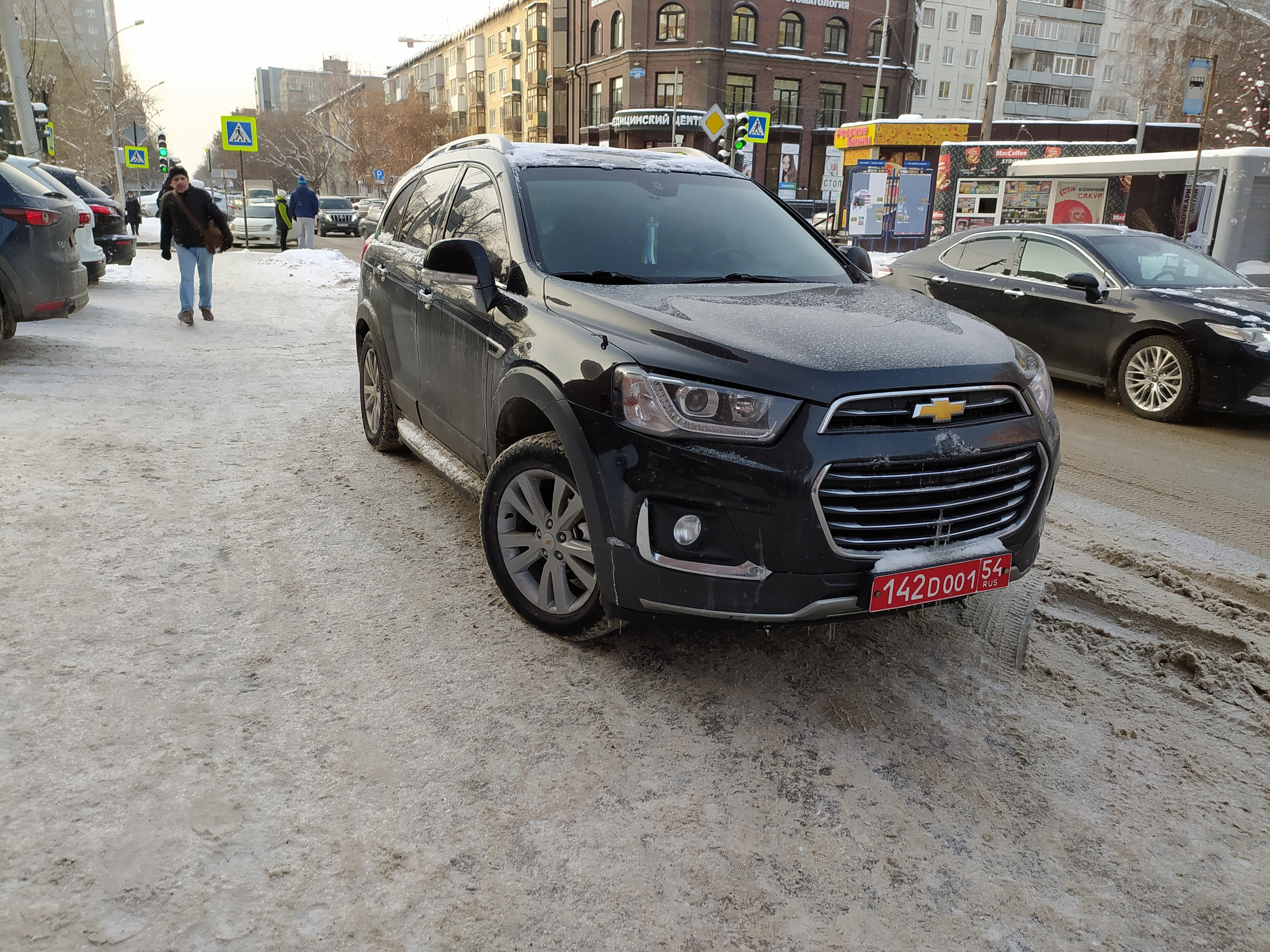 По Новосибирску ездят наглые дипломаты — они паркуются, где хотят. Свежая подборка автохамов