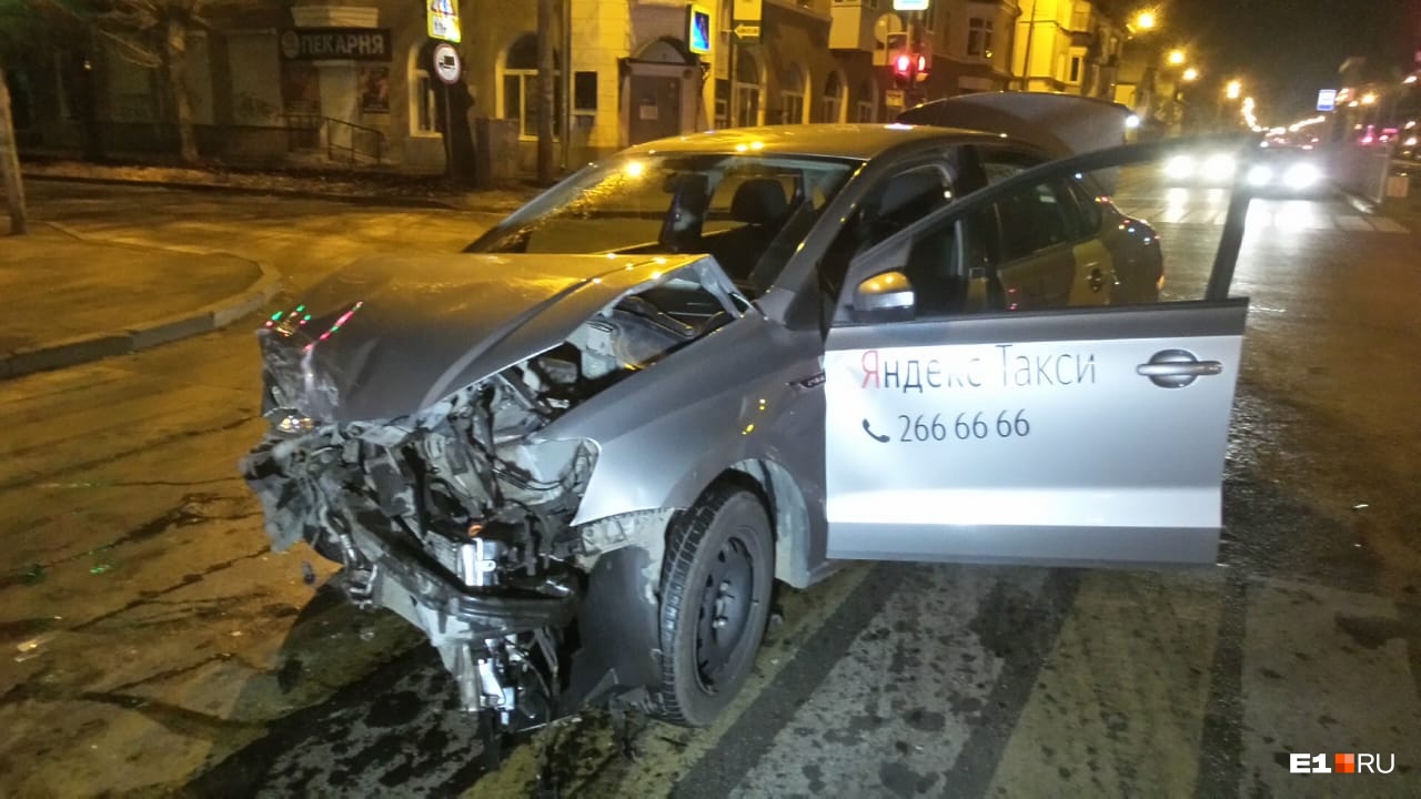На Уралмаше таксист врезался в Peugeot. Девушку, которая была за рулем, увезли на скорой