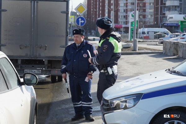 Сотрудники ГИБДД продолжают работать на улицах, но город не закрыли для посещения Сотрудники ГИБДД продолжают работать на улицах, но город не закрыли для посещения