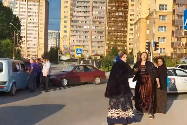 Цыгане обматерили девушку, которая хотела снять конфликт на камеру Цыгане обматерили девушку, которая хотела снять конфликт на камеру