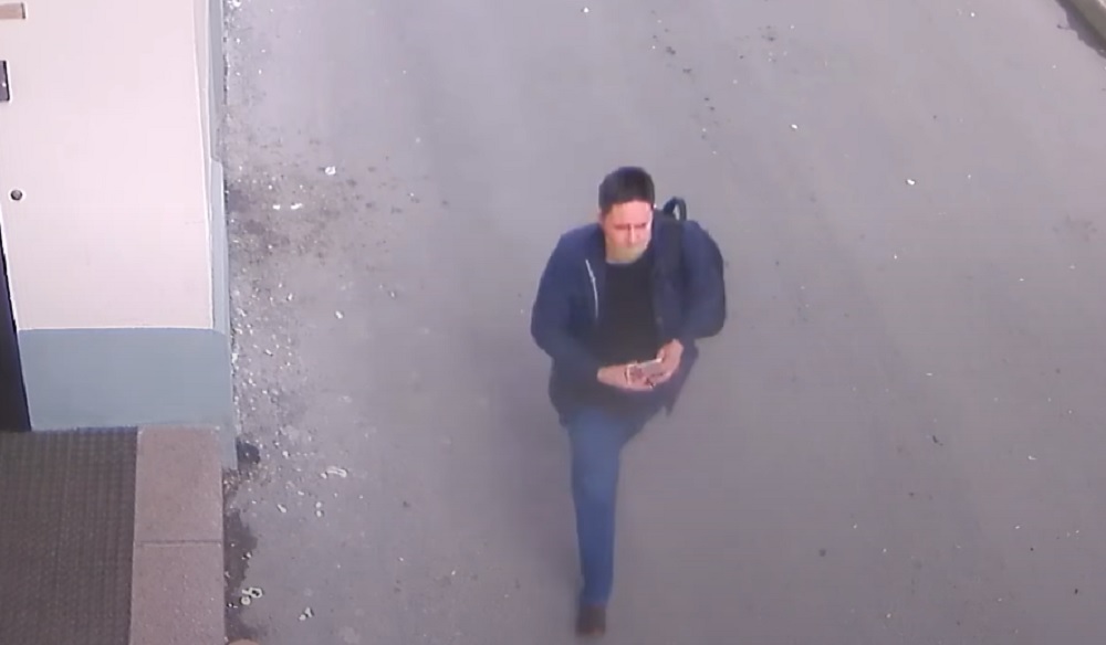В Екатеринбурге разыскивают мужчину, снявшего с домов таблички с именами жертв репрессий