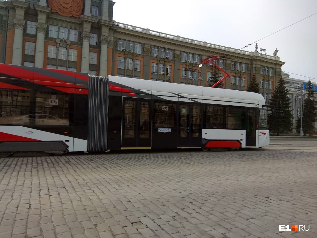 По Екатеринбургу начали возить мешки с песком на крутом трехсекционном трамвае: его сняли на видео
