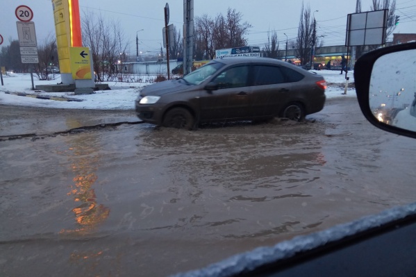 Огромные ямы быстро заполняются водой Огромные ямы быстро заполняются водой