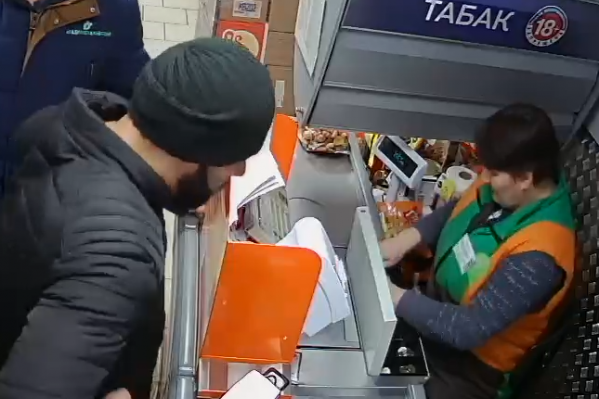 Молодые люди покупали на фальшивки разную мелочевку Молодые люди покупали на фальшивки разную мелочевку