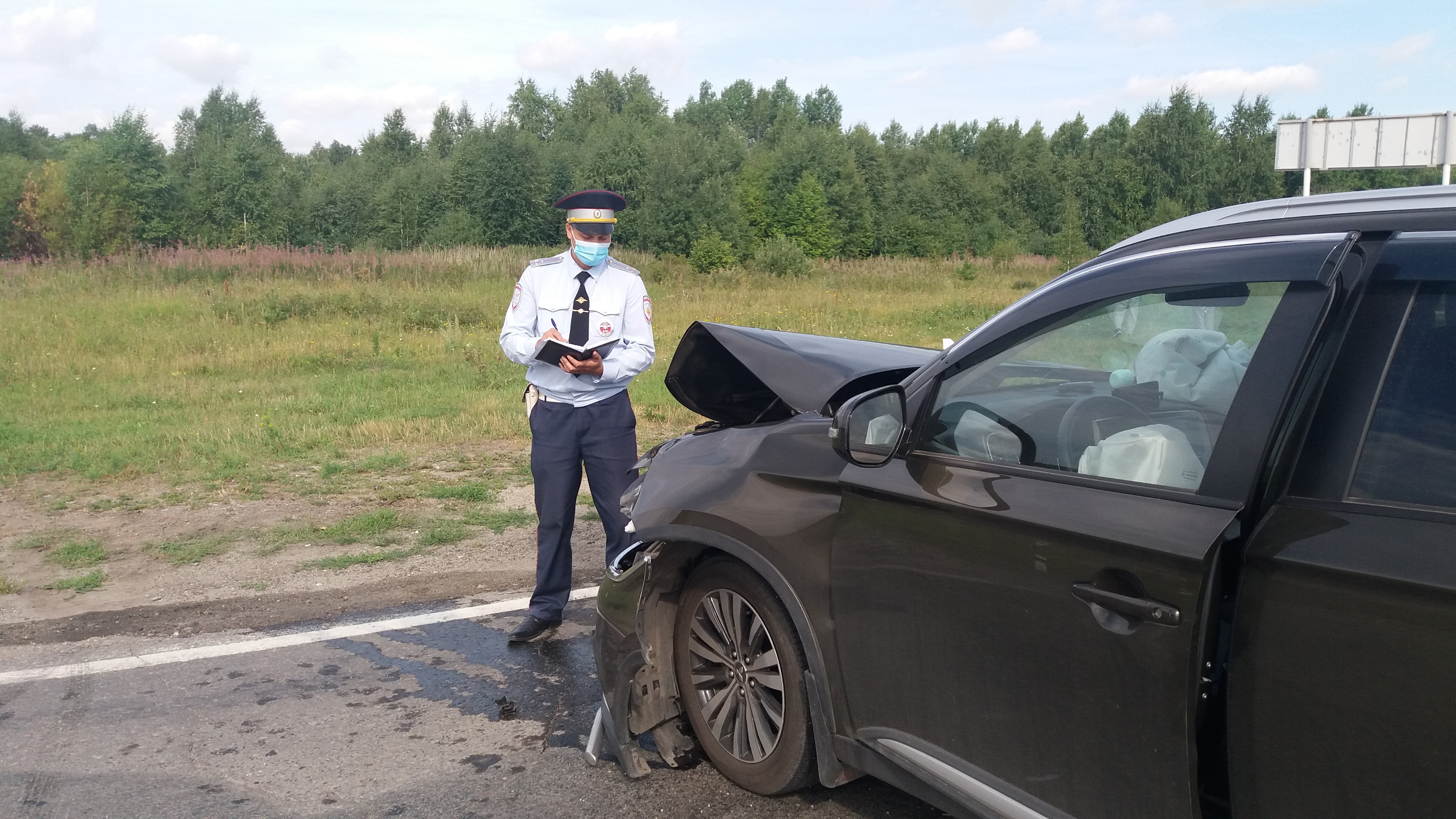 Мужчина за рулем Mitsubishi не успел среагировать на внезапное препятствие и въехал в Hyundai Мужчина за рулем Mitsubishi не успел среагировать на внезапное препятствие и въехал в Hyundai