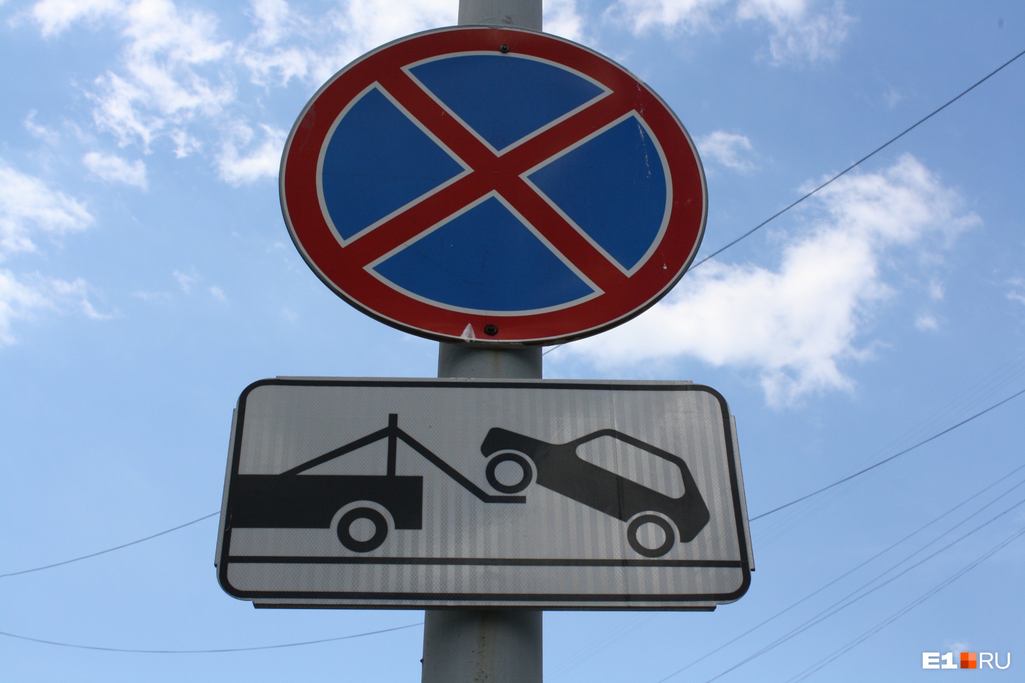На нескольких улицах Екатеринбурга запретят парковаться: список