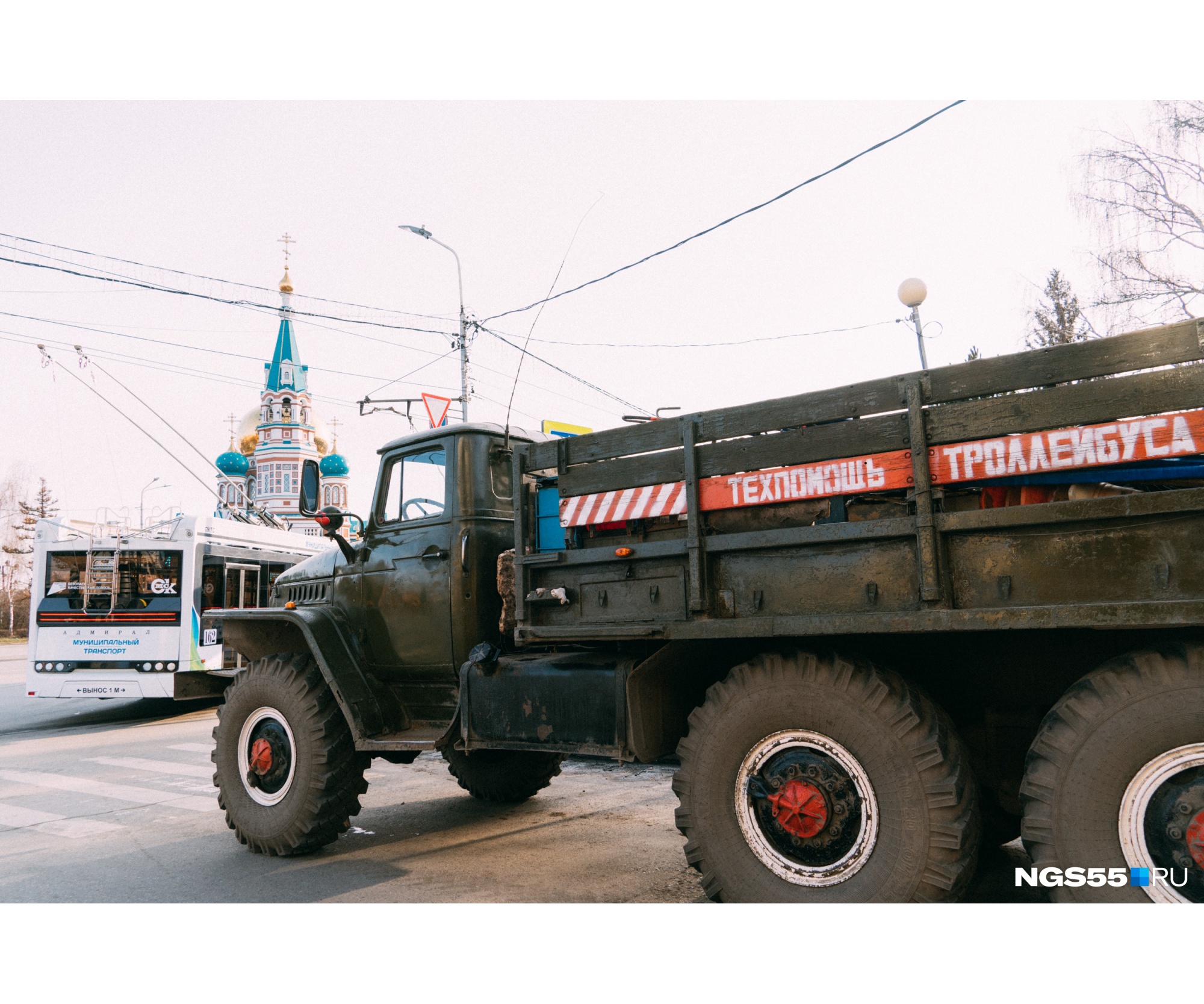 А на площади тем временем стояла чуть менее современная «техпомощь троллейбуса». Интересно, что новый транспорт имеет возможность автономного хода, поэтому сможет, например, объехать место ДТП А на площади тем временем стояла чуть менее современная «техпомощь троллейбуса». Интересно, что новый транспорт имеет возможность автономного хода, поэтому сможет, например, объехать место ДТП