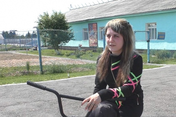 Девушка с 14 лет занимается BMX Девушка с 14 лет занимается BMX