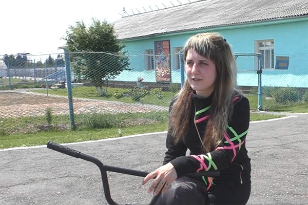 Девушка с 14 лет занимается BMX Девушка с 14 лет занимается BMX