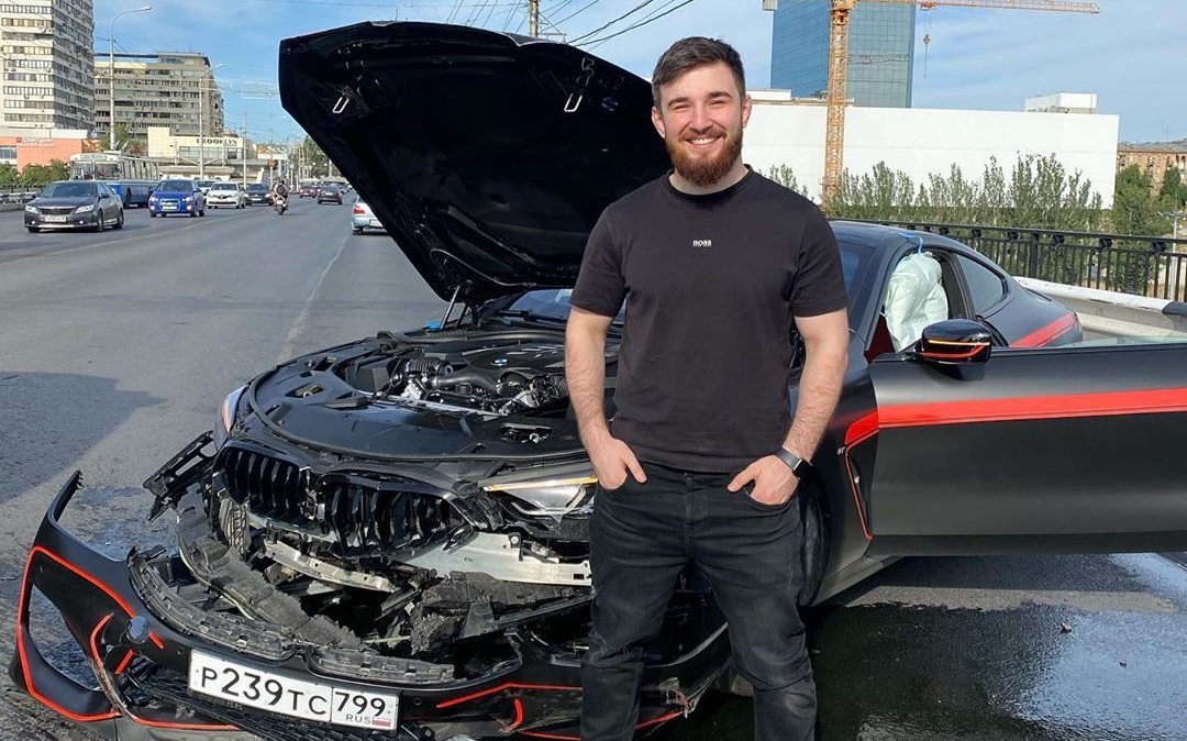 Кидавший волгоградцам деньги блогер разбил вдребезги BMW на Астраханском мосту