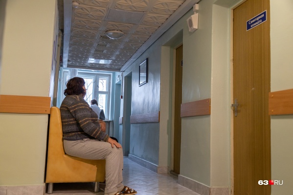 Больным приходится ждать, чтобы получить печать на документе Больным приходится ждать, чтобы получить печать на документе