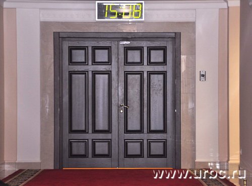 Практически над каждой дверью в коридорах есть электронные часы. Пунктуальность тут превыше всего Практически над каждой дверью в коридорах есть электронные часы. Пунктуальность тут превыше всего