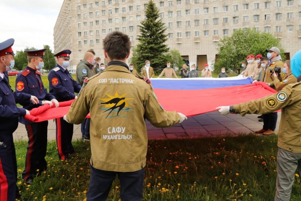 Во флешмобе поучаствовали представители общественных организаций, казачьего войска, студотрядов, волонтеры проекта «МЫВМЕСТЕ» и юнармейцы Во флешмобе поучаствовали представители общественных организаций, казачьего войска, студотрядов, волонтеры проекта «МЫВМЕСТЕ» и юнармейцы