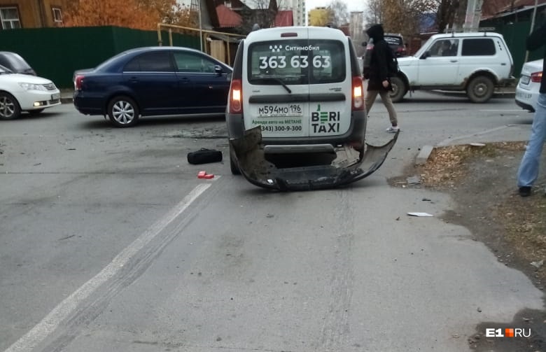 Страховка липовая, водитель пропал: екатеринбуржец пострадал в ДТП с таксистом и не получил ни копейки