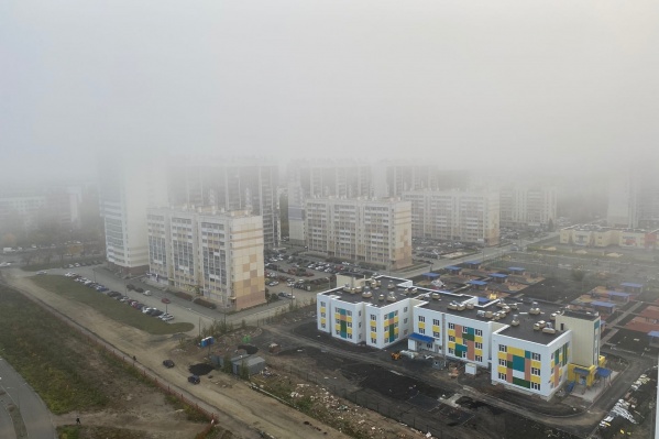 Этим утром дома в «Академ Riverside» и других районах почти совсем не видно. Туманно и в аэропорту Этим утром дома в «Академ Riverside» и других районах почти совсем не видно. Туманно и в аэропорту