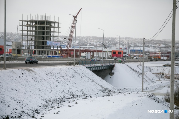 Первые сваи здесь начали забивать в начале этого года. Строители обещают, что новый мост простоит не менее ста лет (прежнему было 35 лет) Первые сваи здесь начали забивать в начале этого года. Строители обещают, что новый мост простоит не менее ста лет (прежнему было 35 лет)