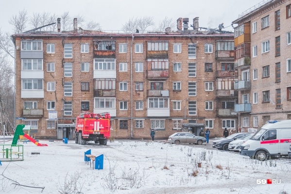 Кровля выгорела на всей поверхности крыши — фото сделано через несколько часов после пожара Кровля выгорела на всей поверхности крыши — фото сделано через несколько часов после пожара