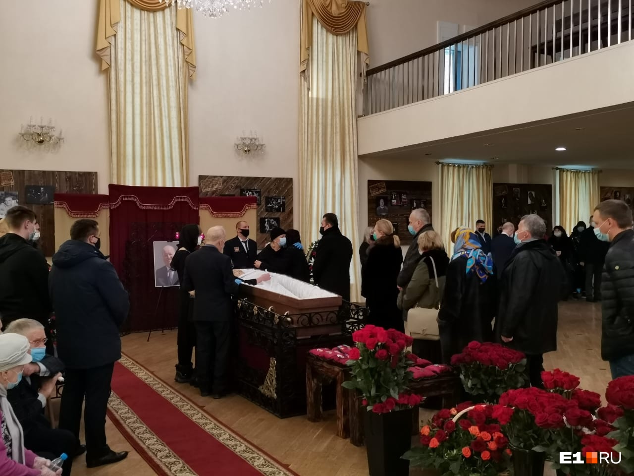 Кроме руководителей региона, бизнесменов, топ-менеджеров в зал пришло много простых сотрудников компании, где работал Алексей Рябцев Кроме руководителей региона, бизнесменов, топ-менеджеров в зал пришло много простых сотрудников компании, где работал Алексей Рябцев