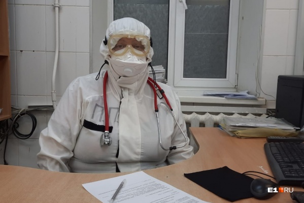 Заведующая приемным отделением сделала прививку несколько месяцев назад, температура поднималась только вначале Заведующая приемным отделением сделала прививку несколько месяцев назад, температура поднималась только вначале
