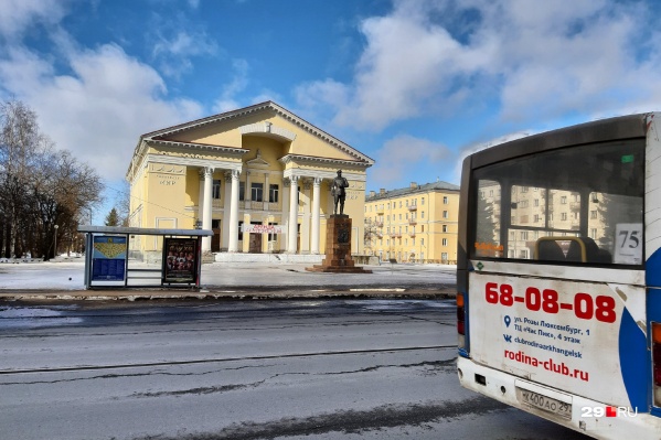 Пустые остановки. Пустые автобусы Пустые остановки. Пустые автобусы