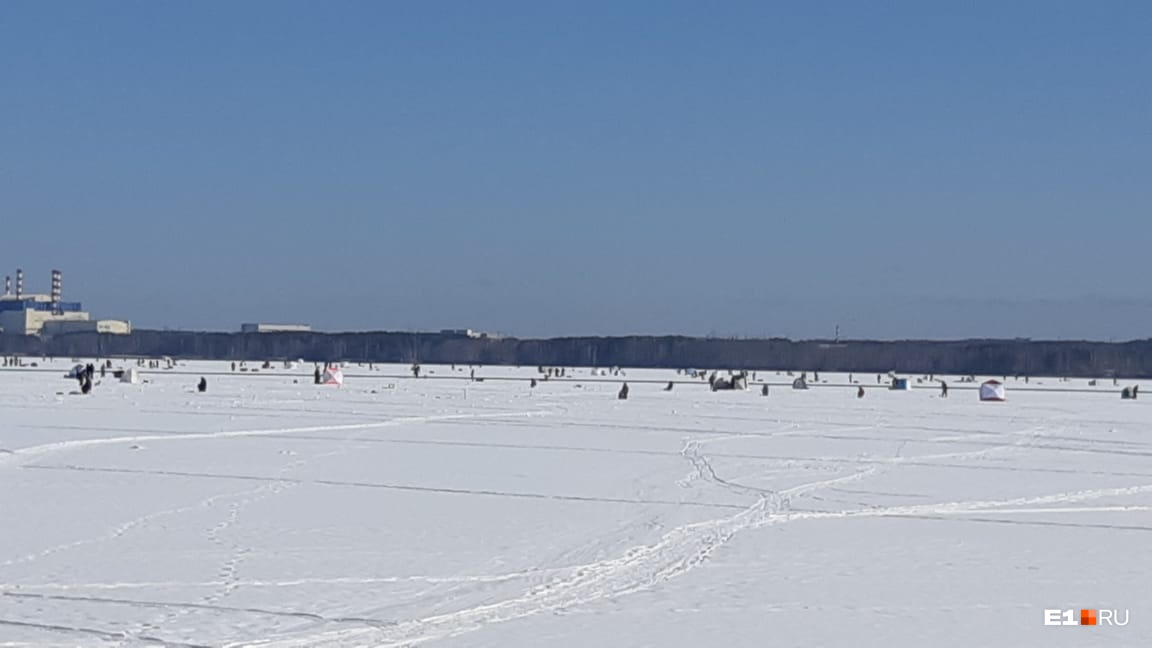 На Белоярском водохранилище две сотни рыбаков унесло на огромной льдине