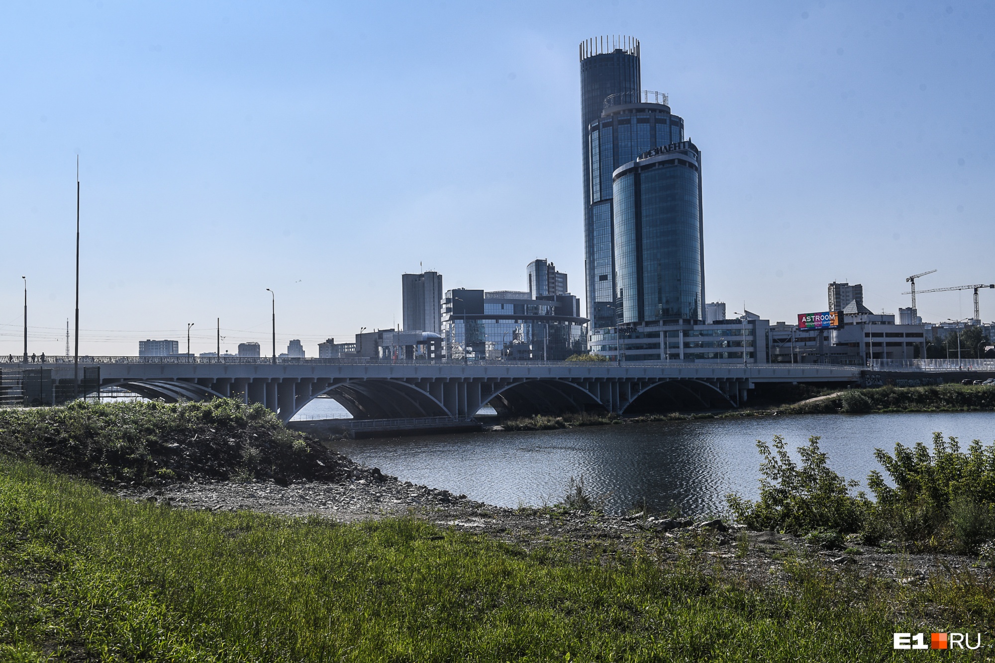 Ждем обещанного: три года строительства Макаровского моста в одной картинке