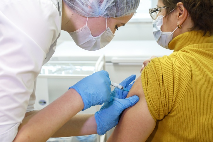 Сейчас врачи советуют вакцинироваться раз в полгода — и неважно, что там у вас с антителами