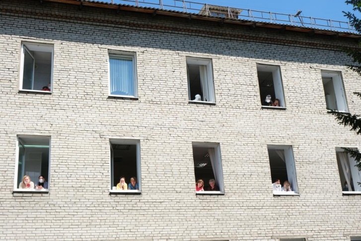 В один из дней в ФМБА для пациентов устроили концерт на улице В один из дней в ФМБА для пациентов устроили концерт на улице