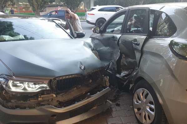 После столкновения с Hyundai BMW отбросило на встречную полосу и он врезался в Lada XRAY После столкновения с Hyundai BMW отбросило на встречную полосу и он врезался в Lada XRAY