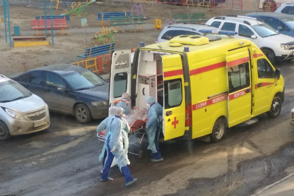 Пациентка, которую госпитализировали с соблюдением особых требований, была без сознания Пациентка, которую госпитализировали с соблюдением особых требований, была без сознания