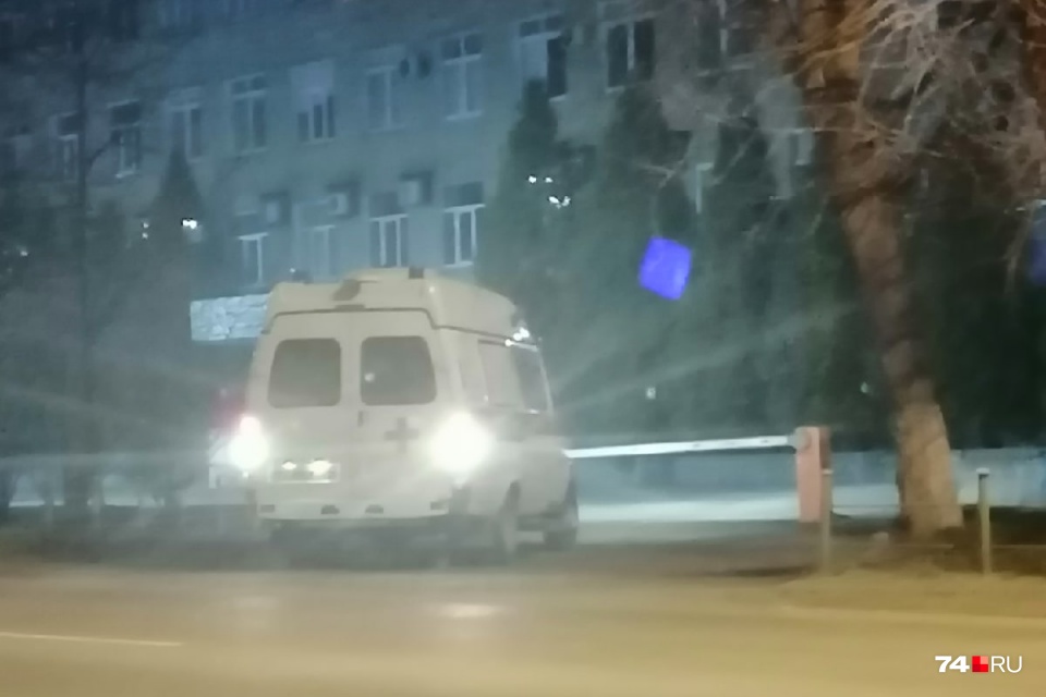 Скорые прибыли к проходной «Трубодетали» около девяти часов вечера 25 апреля Скорые прибыли к проходной «Трубодетали» около девяти часов вечера 25 апреля