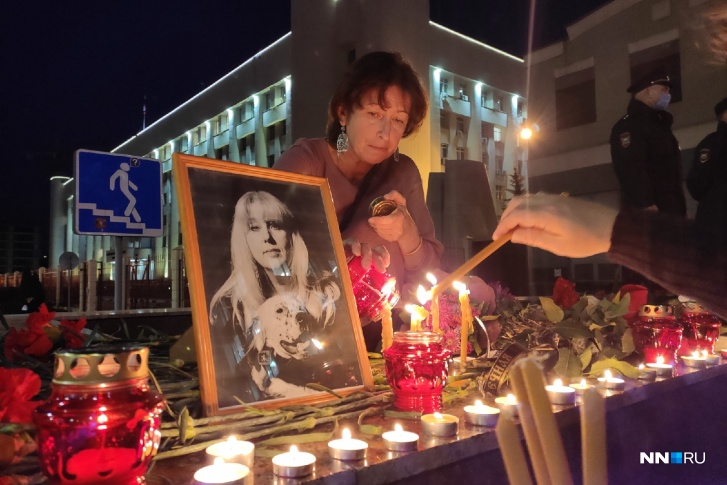 Люди несут свечи и цветы к месту смерти Ирины Славиной 