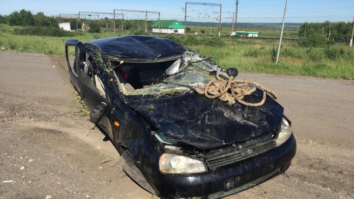 Машину расплющило: в Самарской области Kalina вылетела с трассы и перевернулась