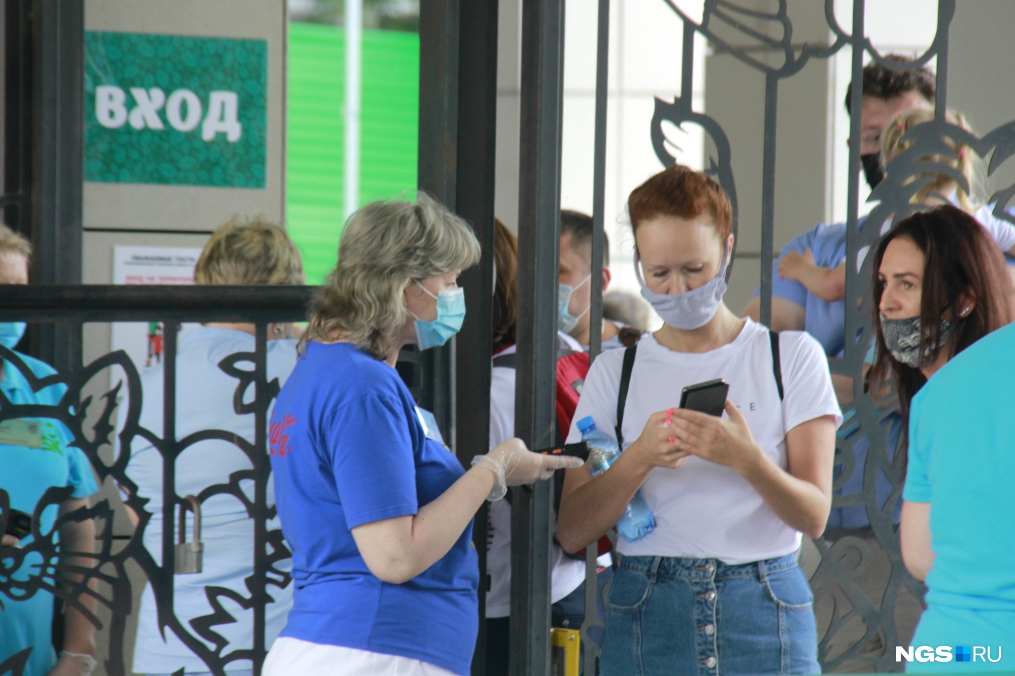 На входе достаточно показать QR-код электронного билета На входе достаточно показать QR-код электронного билета