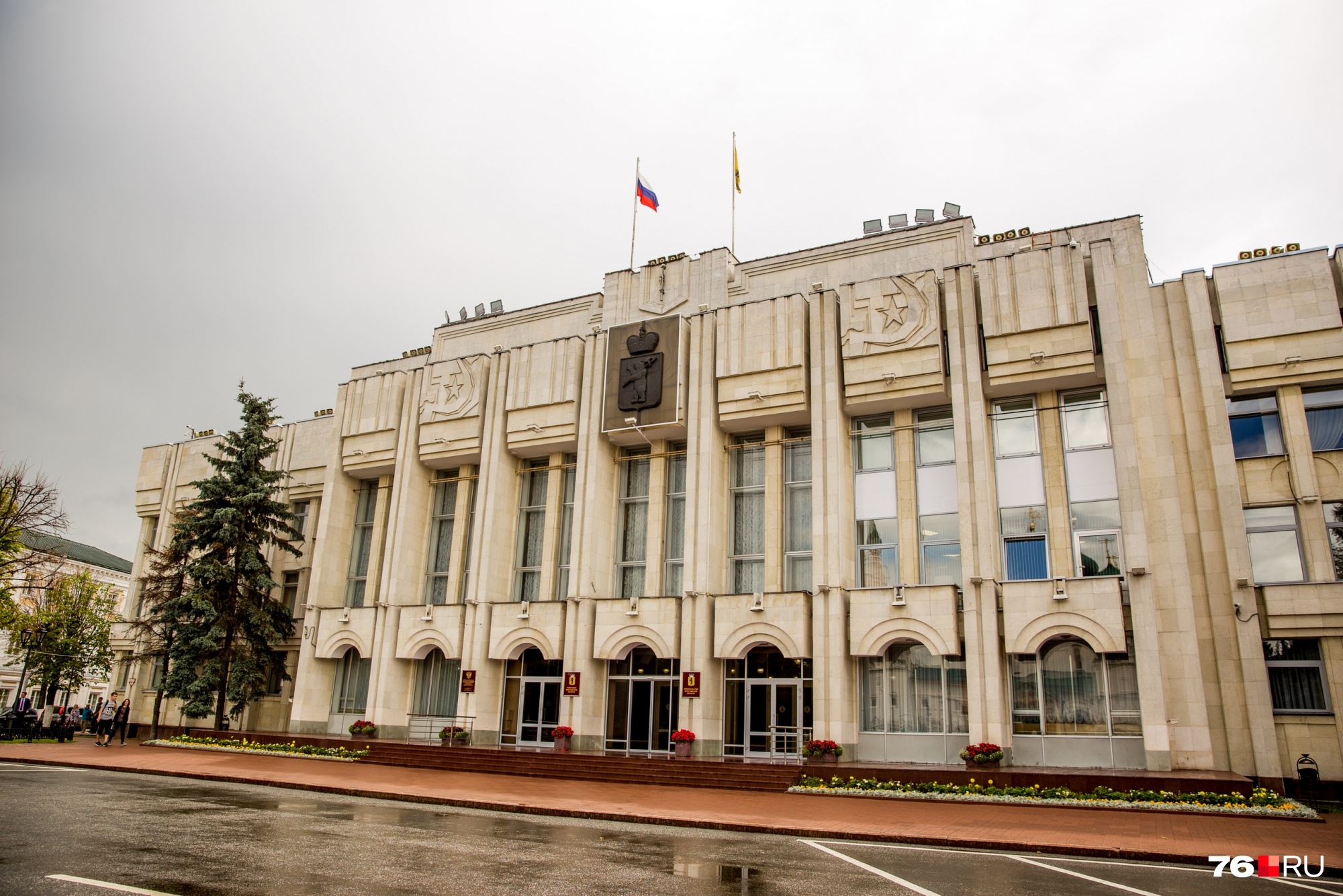 Изначально никаких часов на здании не было Изначально никаких часов на здании не было