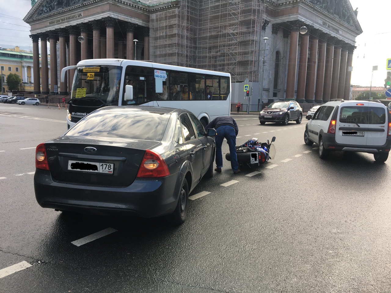 В Петербурге перекресток не поделили автомобиль и мотоцикл, в Пушкине — два авто, одно улетело на тротуар