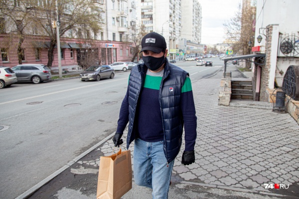 Сергей в сети ресторанов работает помощником директора, но выполнять теперь приходится и непрофильные задачи Сергей в сети ресторанов работает помощником директора, но выполнять теперь приходится и непрофильные задачи