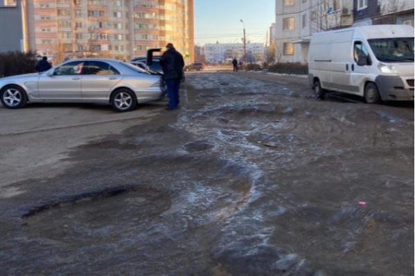 Вот такие кратеры сейчас можно встретить на многих дорогах Ярославля Вот такие кратеры сейчас можно встретить на многих дорогах Ярославля
