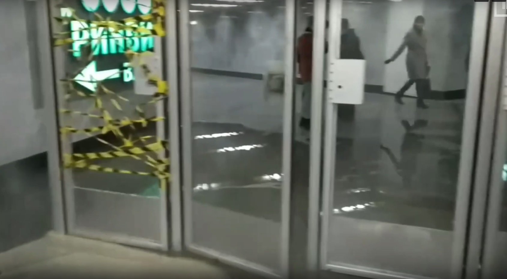 Вода хлещет на пол: в подземном переходе от метро в ТРЦ «Гринвич» прорвало трубу