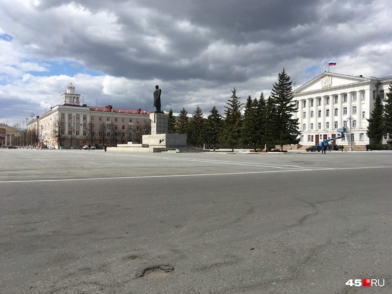 Курган сегодня. Площадь Ленина Курган. Центральная площадь Курган. Курган Главная площадь. Городская администрация Курган.