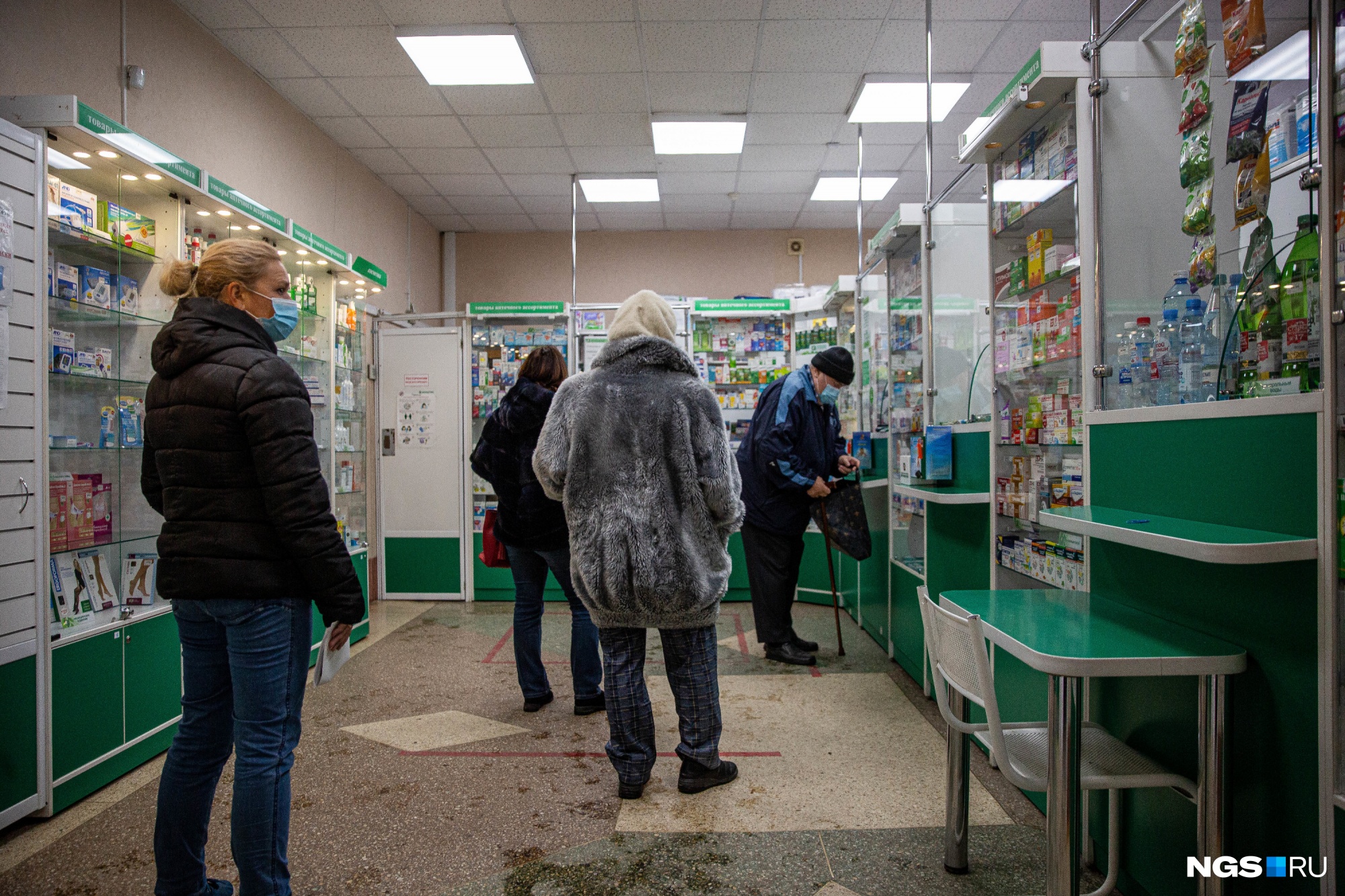 «Пришлось побегать»: о чём говорят в очередях за антибиотиками — репортаж из аптек Новосибирска
